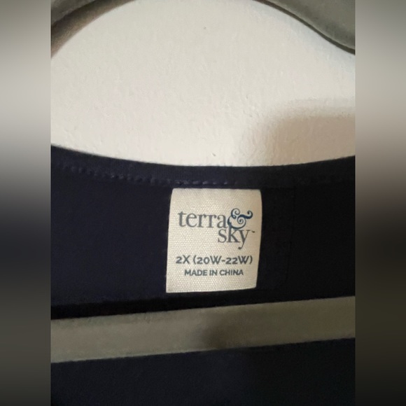 Women’s 2X dressy T-shirt - Picture 2 of 3